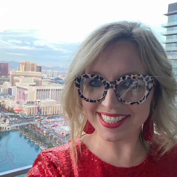 Meet your Posher, Amanda - Picture 2 of 2